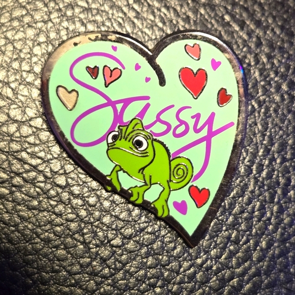 Heart-Shaped Sassy Chameleon Pin Tangled Pascal - Picture 1 of 2
